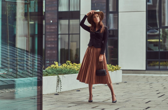Low Rise Midi Skirt: How to Style This Modern and Versatile Silhouette